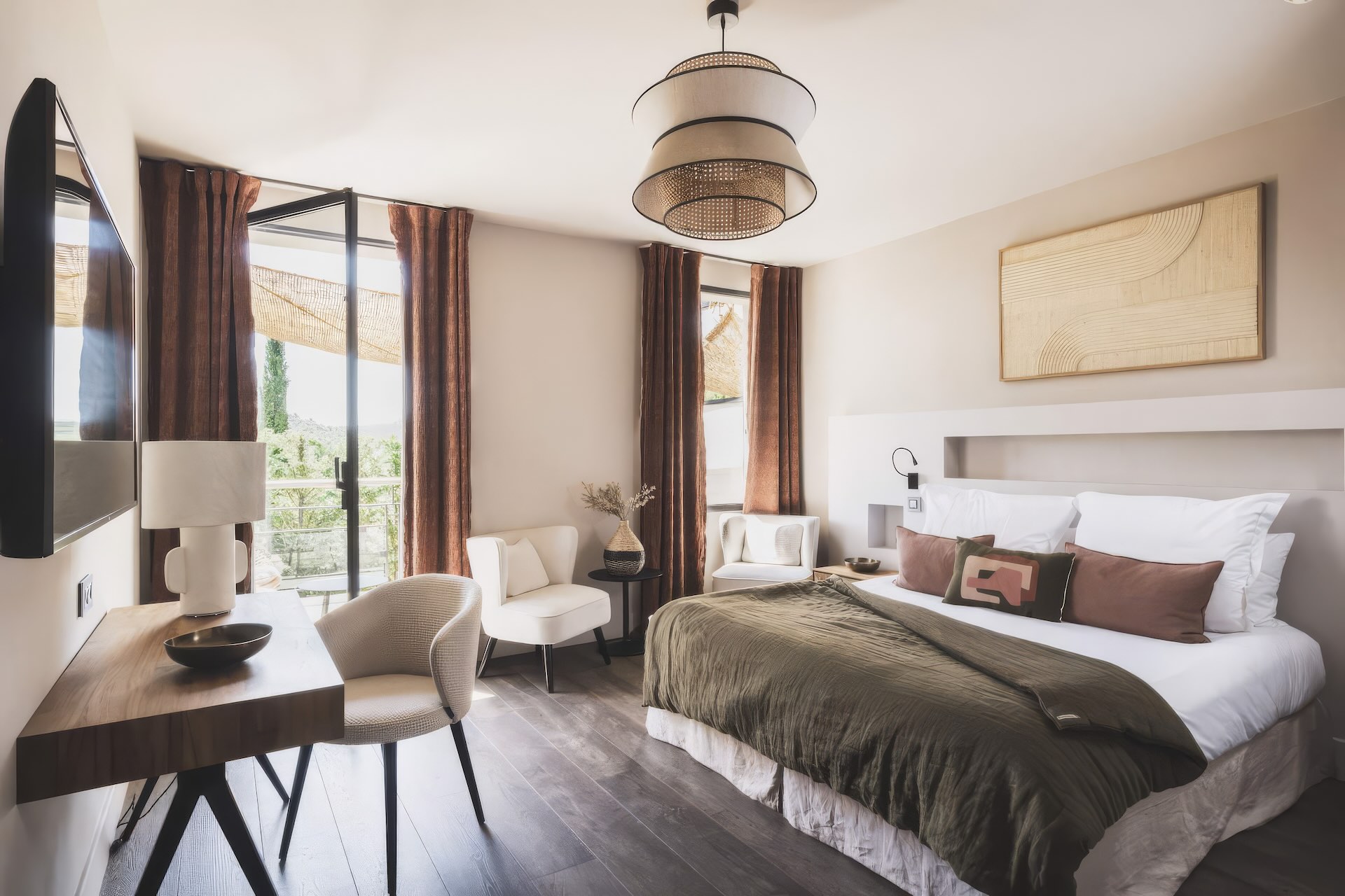 Chambre d’hôtel moderne et élégante, décorée avec goût, mettant en valeur l’espace et le confort pour améliorer rentabilité hôtel et offrir une expérience client exceptionnelle.
