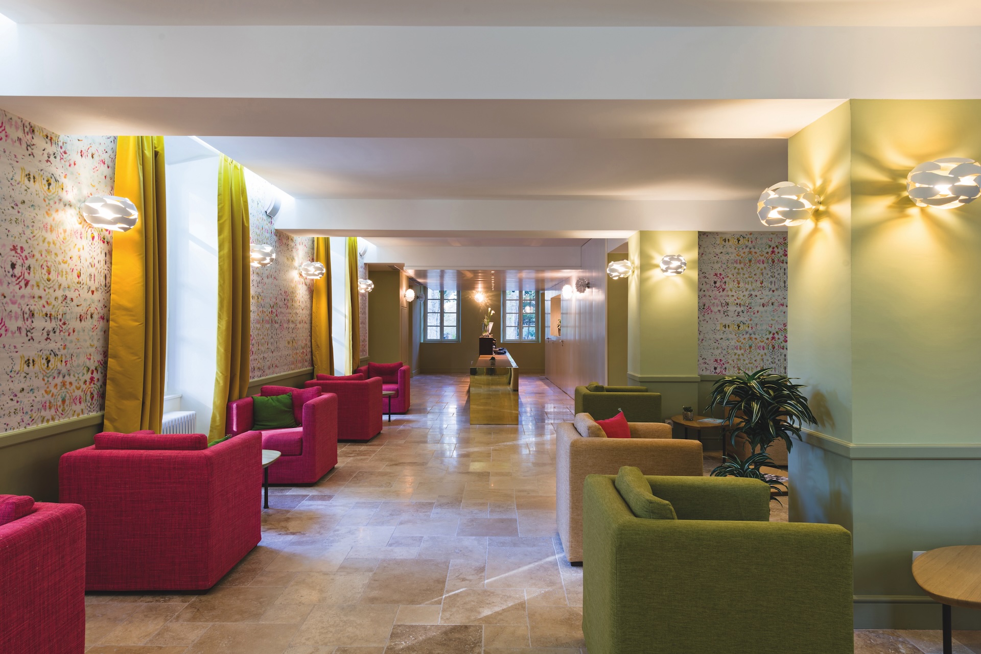 Salon d’hôtel élégant avec fauteuils colorés, recommandation idéale pour conseil opérationnel hôtellerie, aménagement moderne créant une atmosphère accueillante et professionnelle pour les clients et gestionnaires.