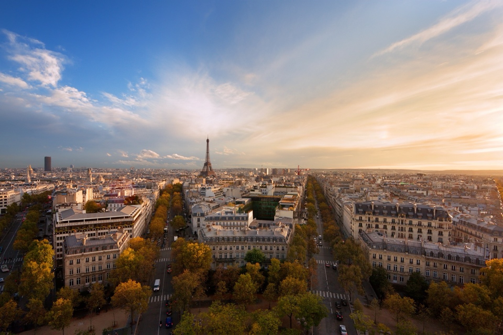 Vue panoramique de Paris au coucher du soleil, idéale pour un consultant expert en hôtellerie souhaitant analyser les tendances touristiques et l’offre hôtelière dans la capitale française.