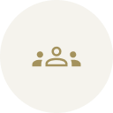 Icône formelle représentant trois personnes stylisées à l'intérieur d'un cercle de couleur olive, indiquant un concept de groupe ou communauté.