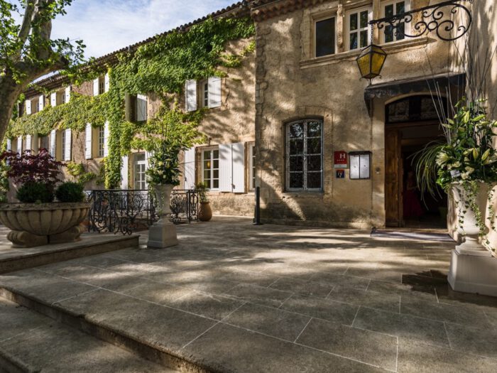 Façade élégante d’un hôtel bénéficiant des conseils d’un consultant expert en hôtellerie, valorisant l’accueil et la qualité du service hôtelier.