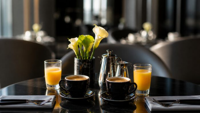 Petit-déjeuner élégant dans un hôtel, recommandé par un consultant expert en hôtellerie.